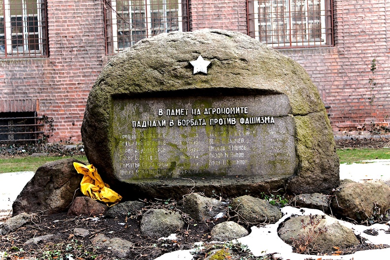 monument_killed_agriculturalist_01_as.jpg