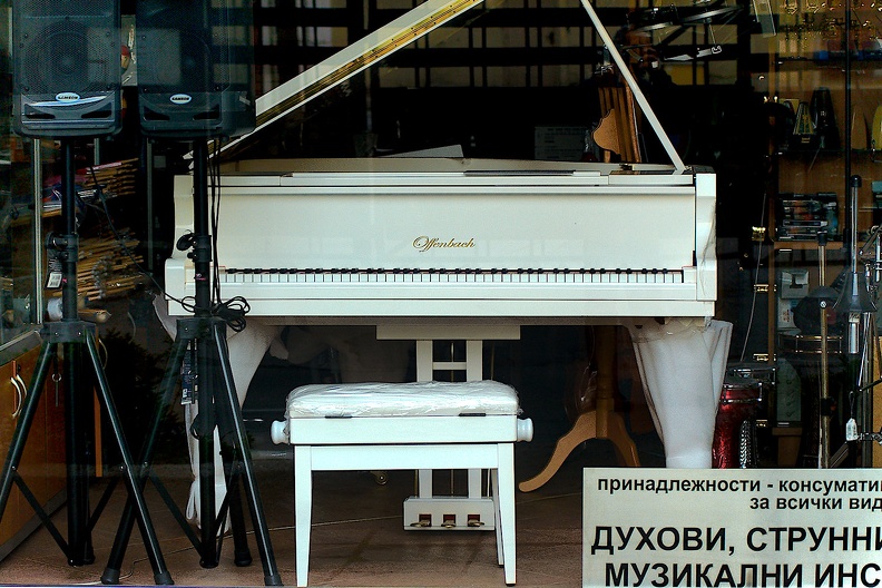 white.piano.2011.01_as.jpg