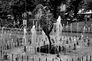 city garden fountain.2021.07 as bw