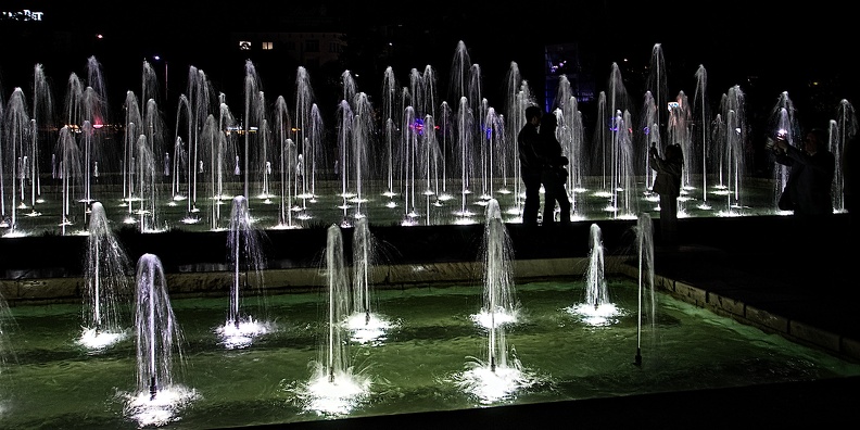 NDK fountain night 2023.11_rt.jpg